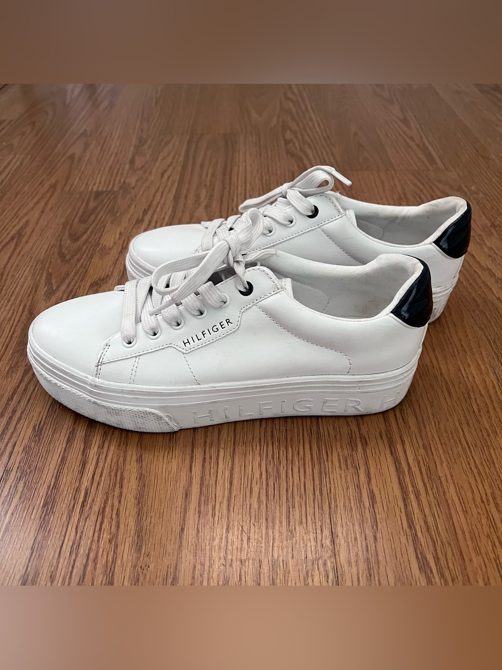 Tommy Hilfiger Women’s White Sneakers with Navy Blue Heel Tab Size 7M